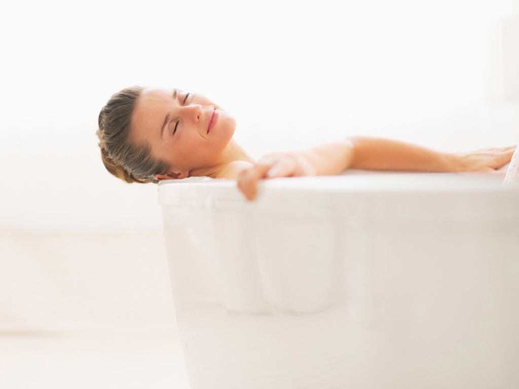 Tắm nước nóng giúp giảm đau lưng - Ảnh: Shutterstock