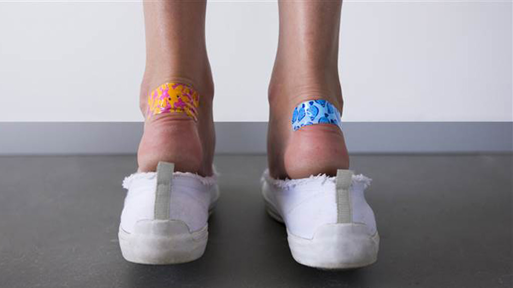 Không nên dùng băng để che gót chân đau mà nên dùng gạc - Ảnh: Shutterstock
