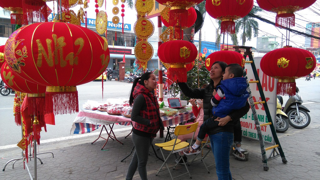 Các cửa hàng đồ trang trí Tết ở Hải Phòng chỉ bán đèn lồng in chữ Việt - Ảnh: V.N.K