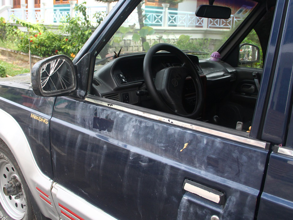 Kính ô tô của anh V. bị đập phá - Ảnh: Nguyễn Chung
