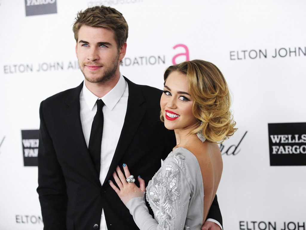 Miley Cyrus và Liam Hemsworth đã có một đám cưới lãng mạn trên bờ biển nước Úc - Ảnh: Reuters