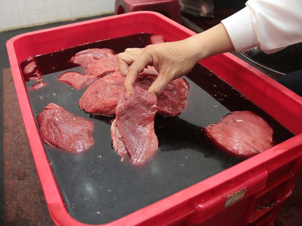  Thịt heo nái sau khi ngâm hóa chất biến thành thịt bò  - Ảnh: Mã Phong