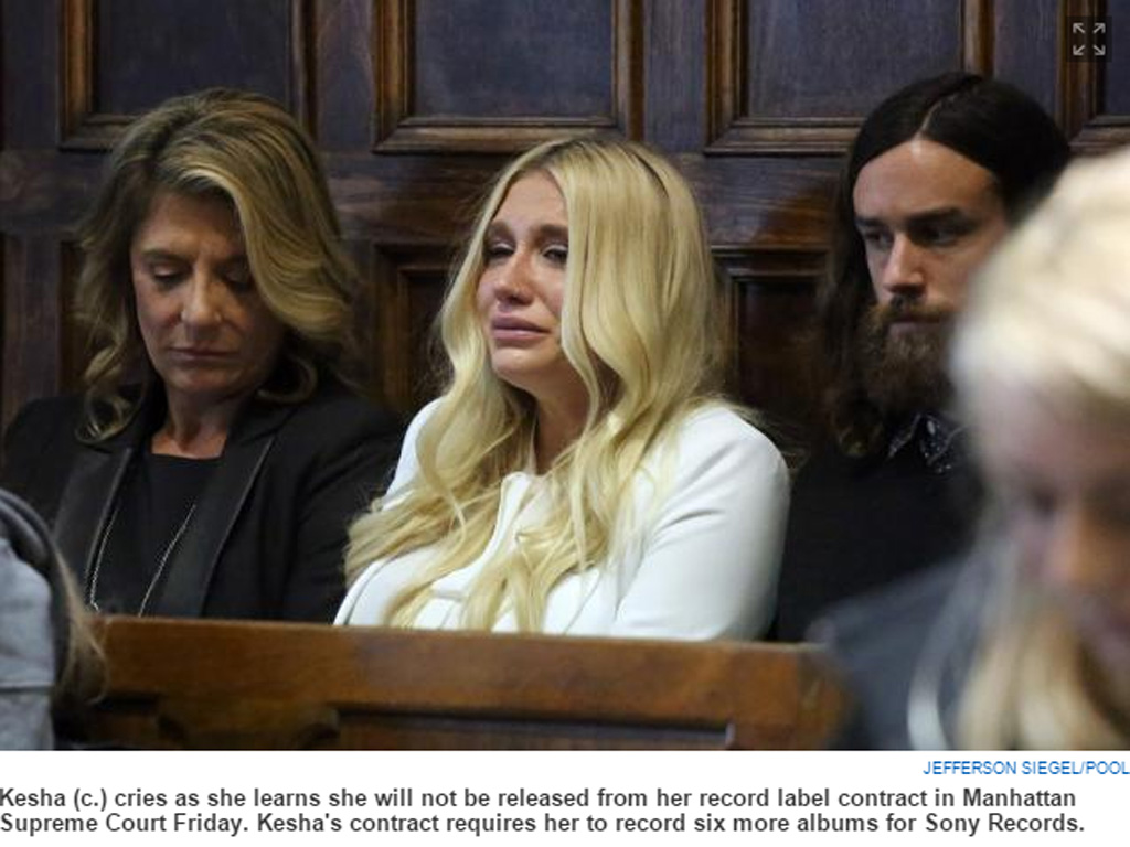 Kesha bật khóc khi bị xử thua kiện - Ảnh: Chụp màn hình New York Daily News