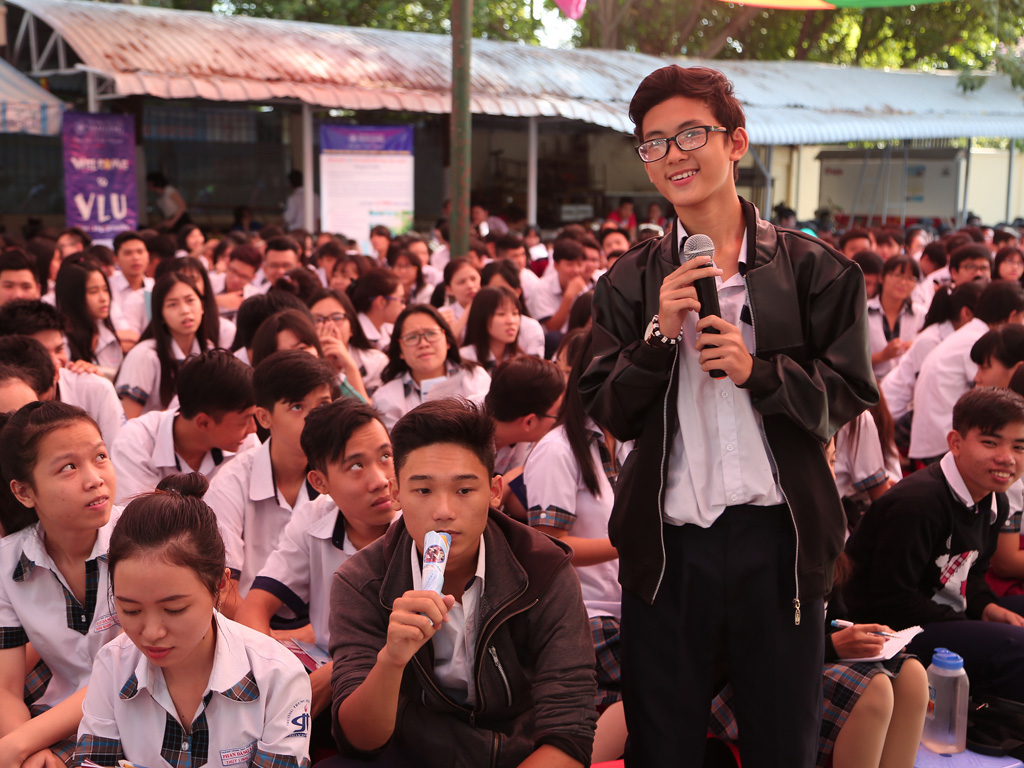 Học sinh Trần Thịnh Vinh (diễn viên đóng vai Thiều trong bộ phim Tôi thấy hoa vàng trên cỏ xanh) tham gia đặt câu hỏi - Ảnh: Đào Ngọc Thạch