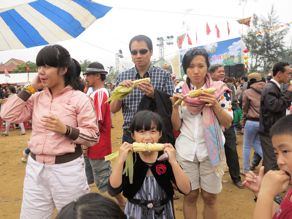 Lễ hội bắp nếp Cẩm Nam luôn thu hút sự quan tâm của hàng vạn du khách - Ảnh: Diệu Hiền