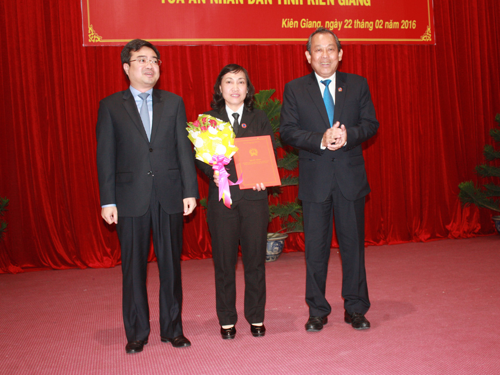 Ông Trương Hoà Bình và ông Nguyễn Thanh Nghị chúc mừng bà Lê Thị Minh Hiếu