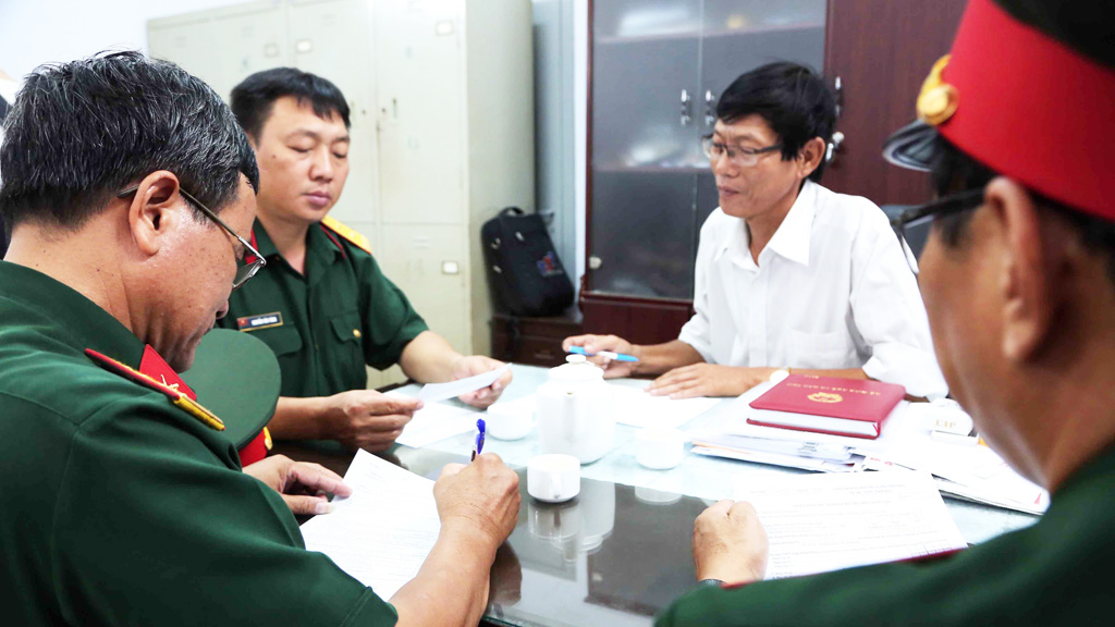 Đại diện Ban Tuyển sinh quân sự nộp hồ sơ đăng ký dự thi THPT quốc gia cho quân nhân tại ngũ năm 2015 ở cơ quan đại diện Bộ GD-ĐT tại TP.HCM - Ảnh: Đào Ngọc Thạch