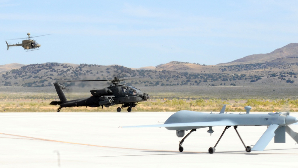 Trực thăng AH-64 kết hợp tác chiến với UAV MQ-1 Gray Eagle (phải) - Ảnh: Lục quân Mỹ