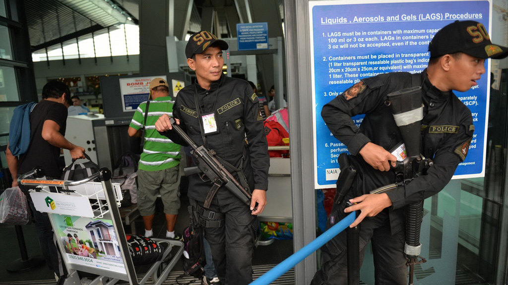 Lực lượng an ninh tại sân bay quốc tế Ninoy Aquino ở Philippines - Ảnh: Reuters