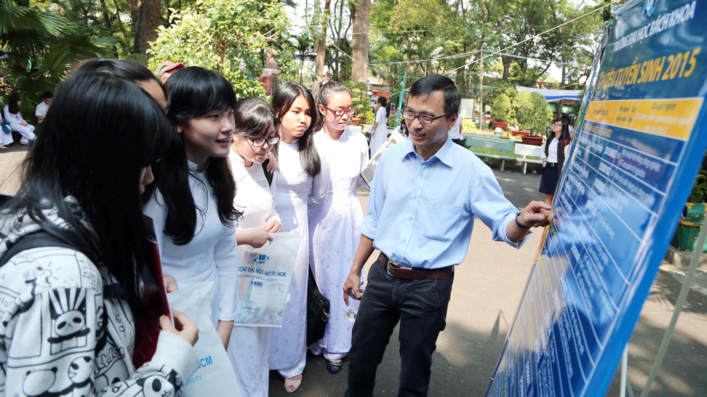 Tiến sĩ Lê Chí Thông, Trường ĐH Bách khoa TP.HCM, giải đáp cho học sinh - Ảnh: Đào Ngọc Thạch