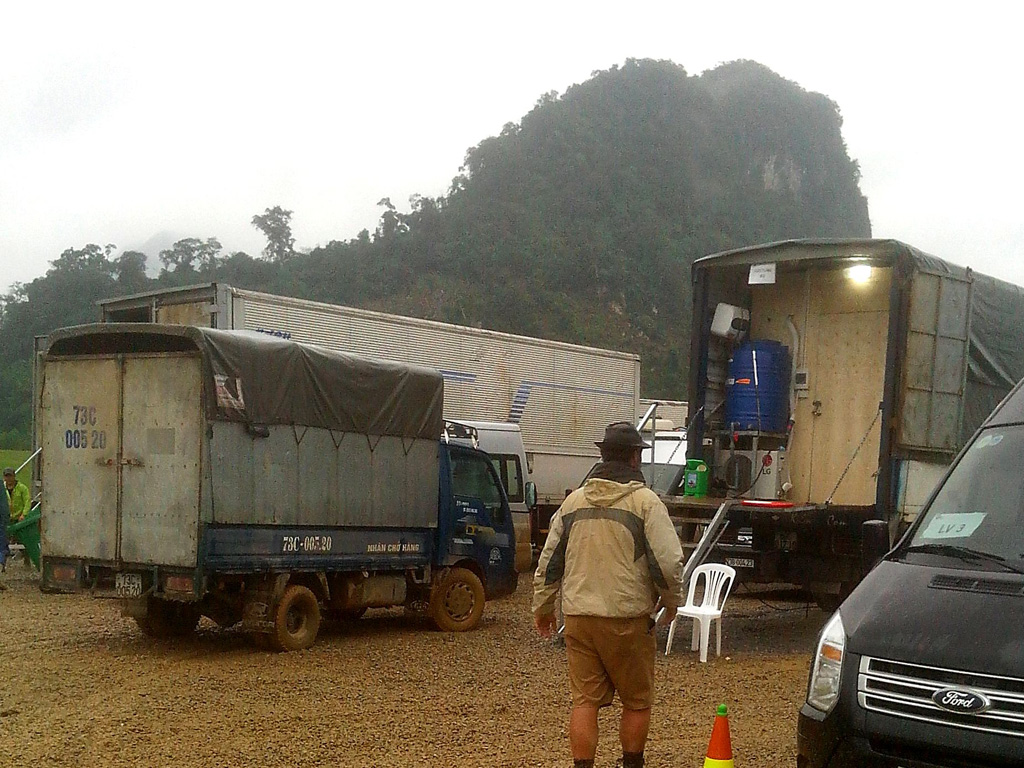 Rất nhiều xe thùng được thuê cải tạo lại để phục vụ đoàn làm phim