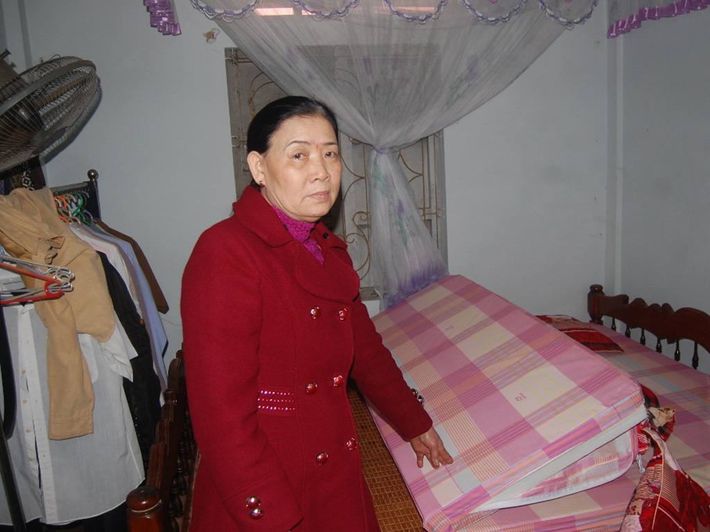 Bà Thủy chỉ nơi bà lấy tiền đưa cho bọn cướp - Ảnh: Nguyễn Phúc
