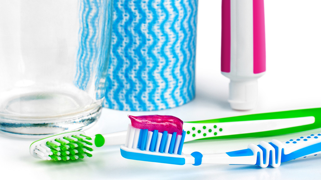Không nên dùng chung bàn chải đánh răng - Ảnh: Shutterstock