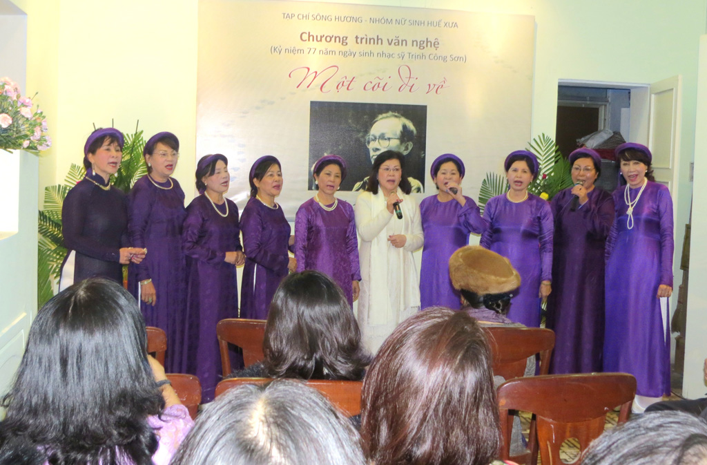 Nhóm nữ sinh Đồng Khánh năm xưa say sưa hát những ca khúc Trịnh Công Sơn, trong kỷ niệm 77 năm sinh nhật của cố nhạc sĩ - Ảnh: B.N.L 