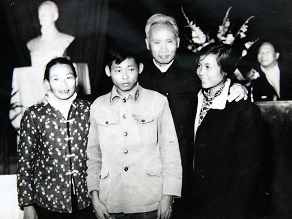 Thủ tướng Phạm Văn Đồng chụp hình lưu niệm với các cá nhân tiêu biểu về dự Hội nghị Văn hóa các dân tộc thiểu số toàn quốc lần đầu tiên - Ảnh: T.L