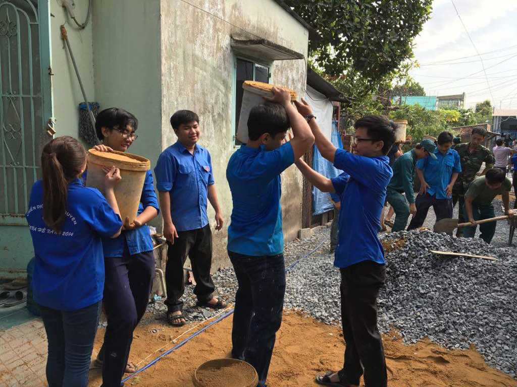 Thanh niên tình nguyện chung sức bê tông hóa tuyến hẻm 1.348 tại khu phố Thái Bình 2, P.Long Bình (Q.9) -  Ảnh: Lê Thanh