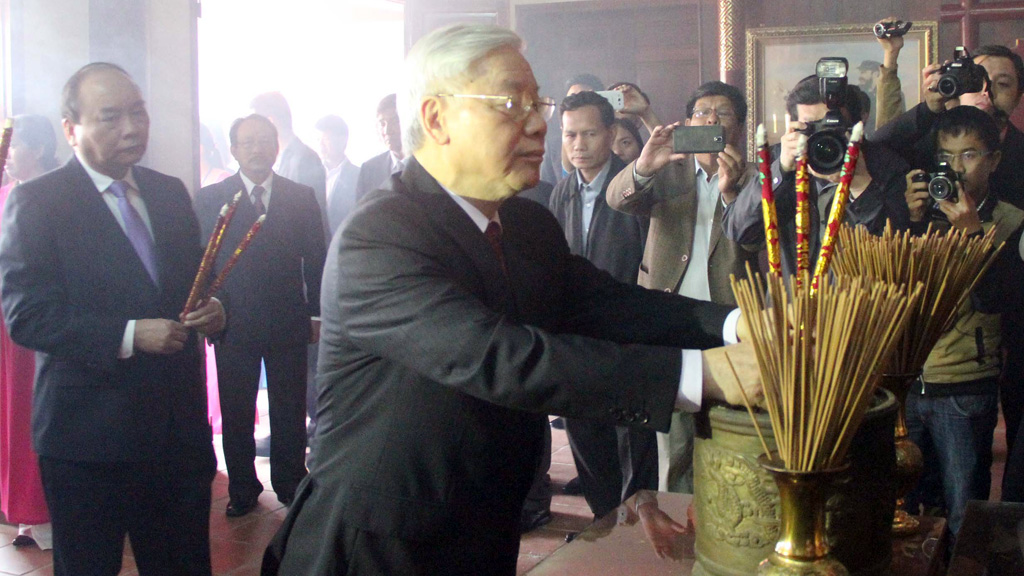 Tổng Bí thư Nguyễn Phú Trọng cùng lãnh đạo Đảng, Nhà nước dâng hương - Ảnh: Hiển Cừ