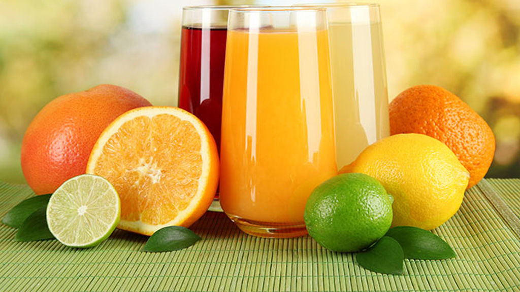 Nước ép trái cây không làm tâm trạng tươi mới bằng nước tinh khiết - Ảnh: Shutterstock