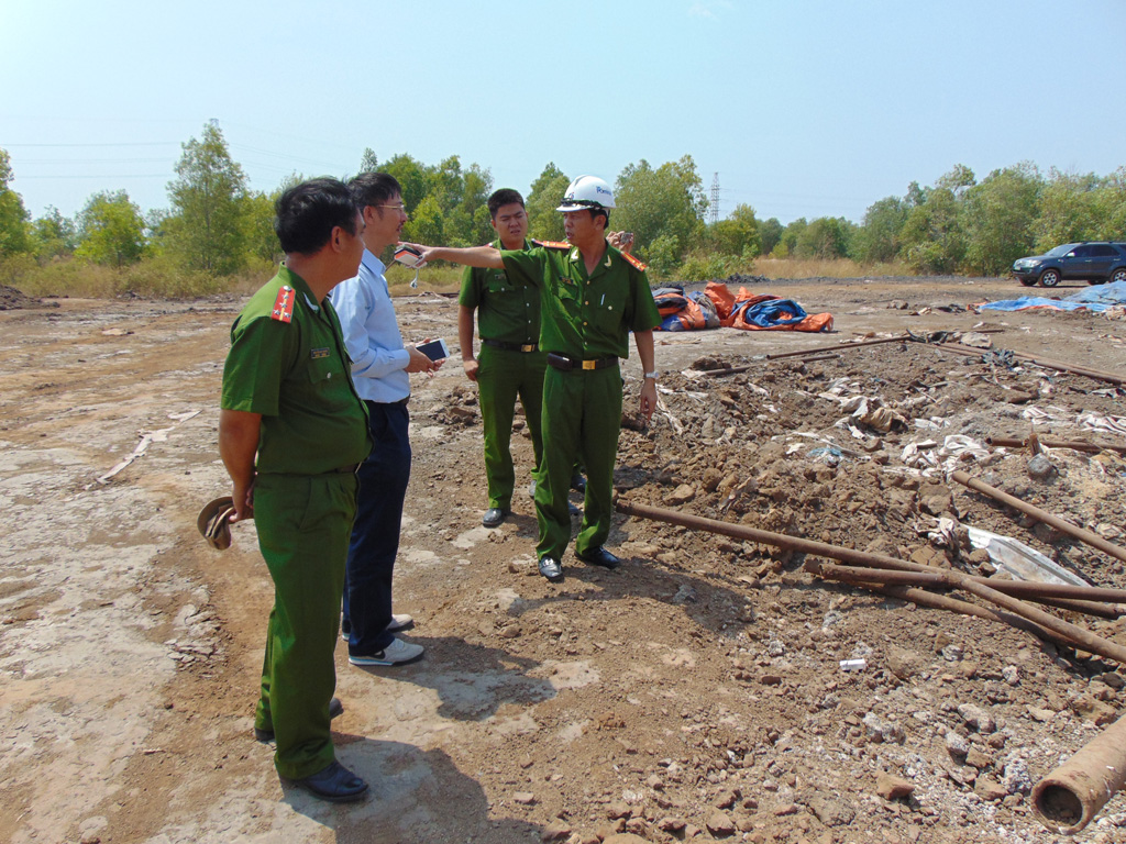 Đoàn kiểm tra do C49 chủ trì kiểm tra thực tế tại bãi lưu giữ bụi lò, xỉ thép - Ảnh: Nguyễn Long