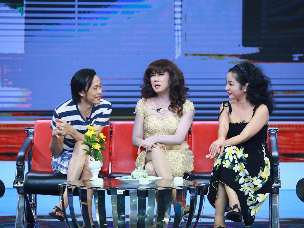 Minh Thuận (giữa) vào vai bà dì khó tính trong tập 3 'Hội quán tiếu lâm' 