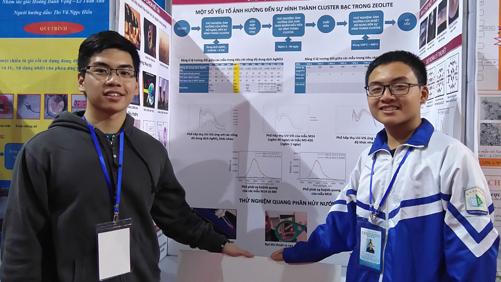 Linh và Minh (từ trái qua) đứng trước gian trưng bày đề tài tại cuộc thi Sáng tạo khoa học kỹ thuật cấp quốc gia - Ảnh: VNK