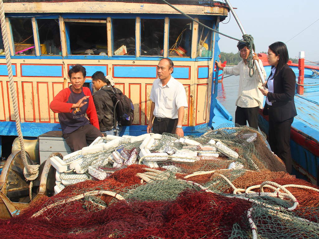Cảnh sát biển Trung Quốc vừa lên tàu cá khống chế là chủ động phá hỏng ngay thiết bị liên lạc - Ảnh: Hứa Xuyên Huỳnh