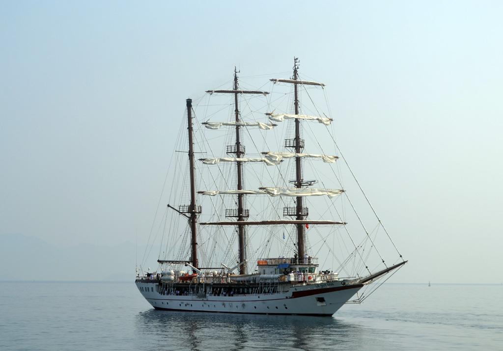 Tàu Lê Quý Đôn chạy quanh vịnh Nha Trang - Ảnh: Trần Đăng
