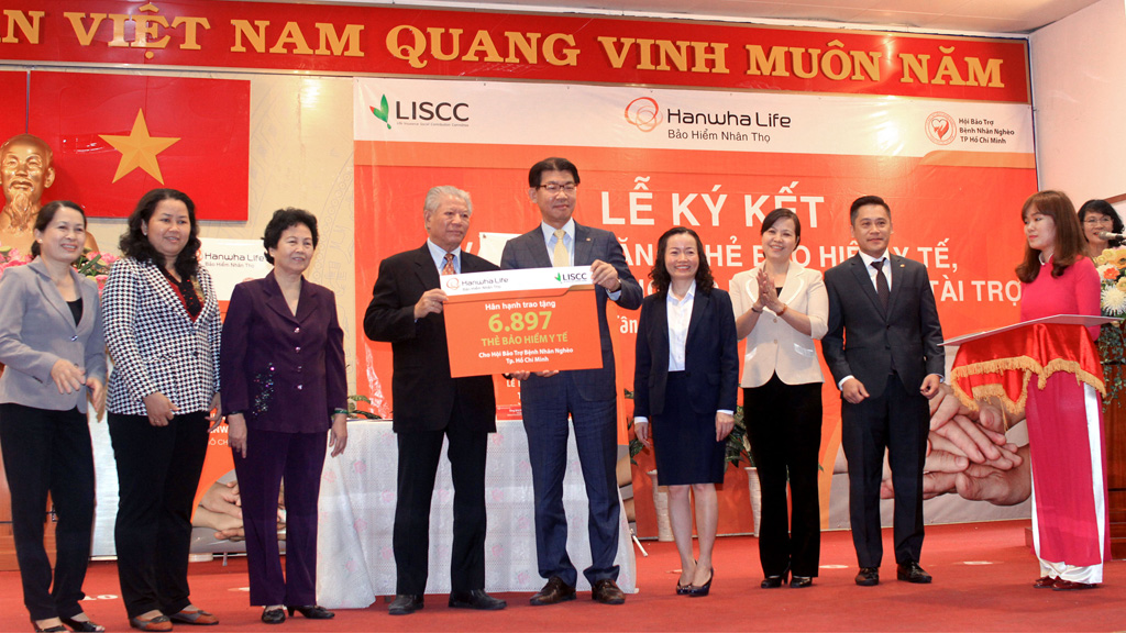 Đại diện Hanwha Life Việt Nam và Hội Bảo trợ bệnh nhân nghèo TP.HCM ký kết thực hiện các chương trình hỗ trợ cộng đồng năm 2016.