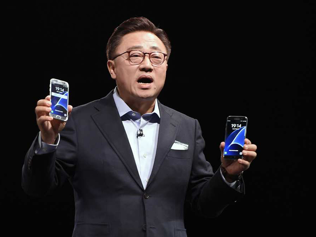 Bộ đôi Galaxy S7 và S7 edge được Samsung công bố tại MWC 2016 - Ảnh: AFP