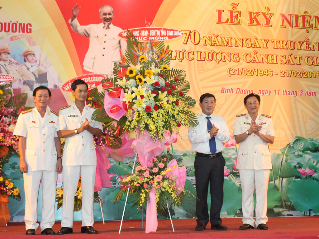 Ông Trần Thanh Liêm, Chủ tịch UBND tỉnh Bình Dương tặng hoa chúc mừng lực lượng CSGT Bình Dương - Ảnh: Đỗ Trường