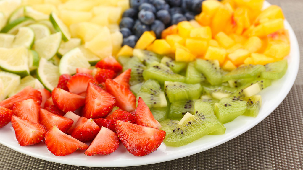 Tránh ăn trái cây trước giờ đi ngủ vì sẽ làm bạn khó ngủ - Ảnh: Shutterstock