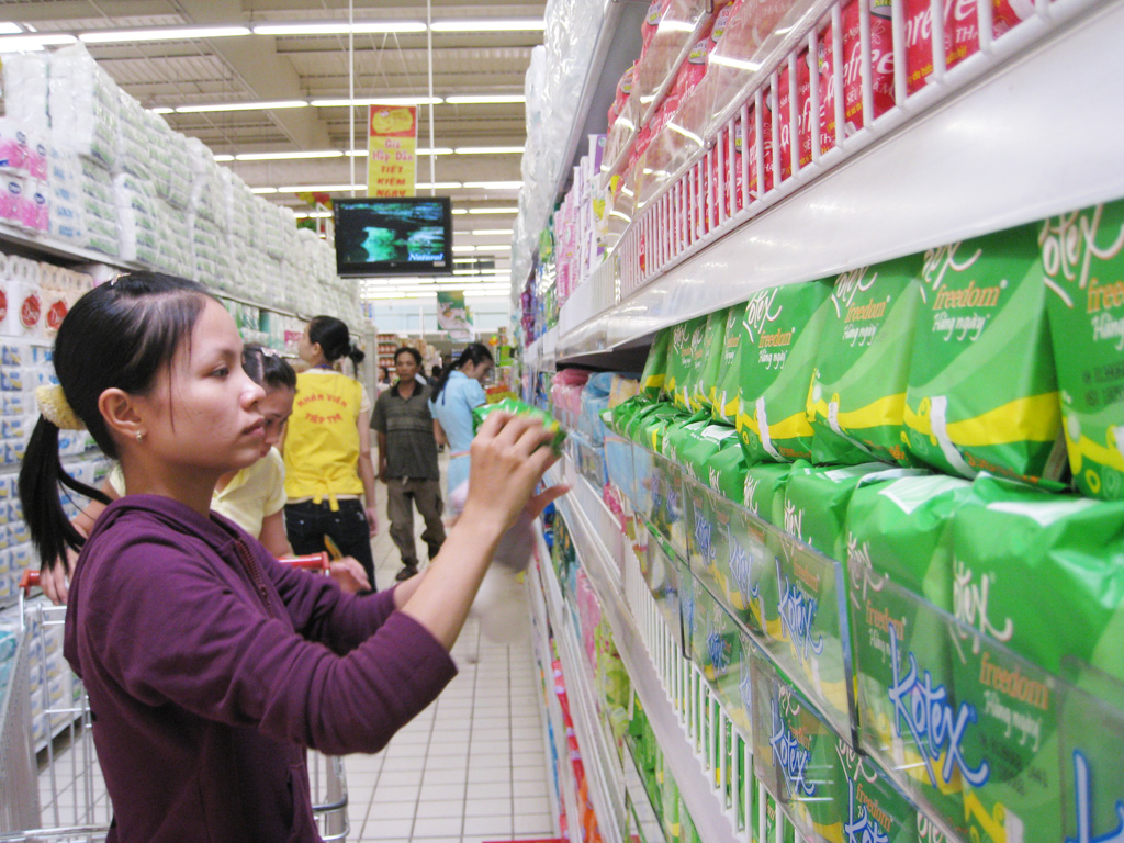 Các nhãn hàng băng vệ sinh bị phát hiện nhiễm độc không có bán tại siêu thị Việt Nam - Ảnh: Ng.Nga