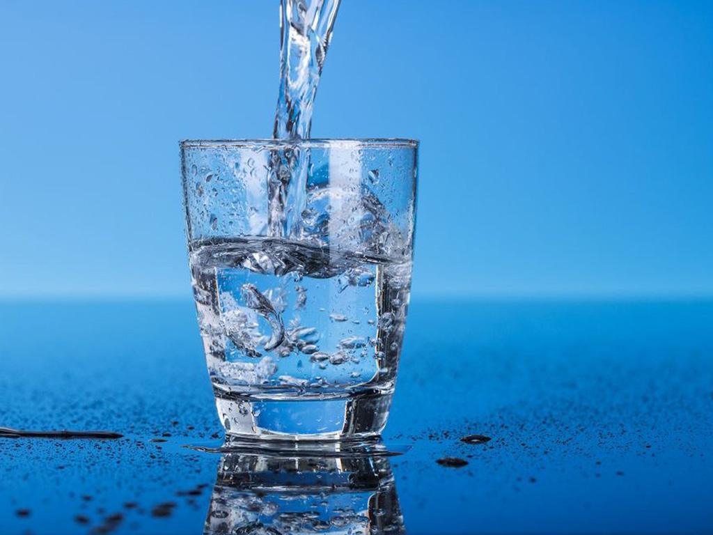 Uống ít nước khiến chúng ta dễ mắc bệnh - Ảnh: Shutterstock