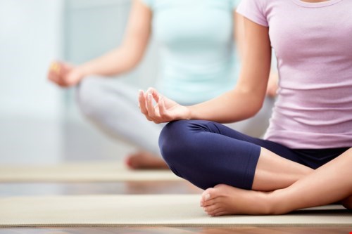 Yoga hay thiền có thể giúp giảm bớt căng thẳng - Ảnh: Shutterstock