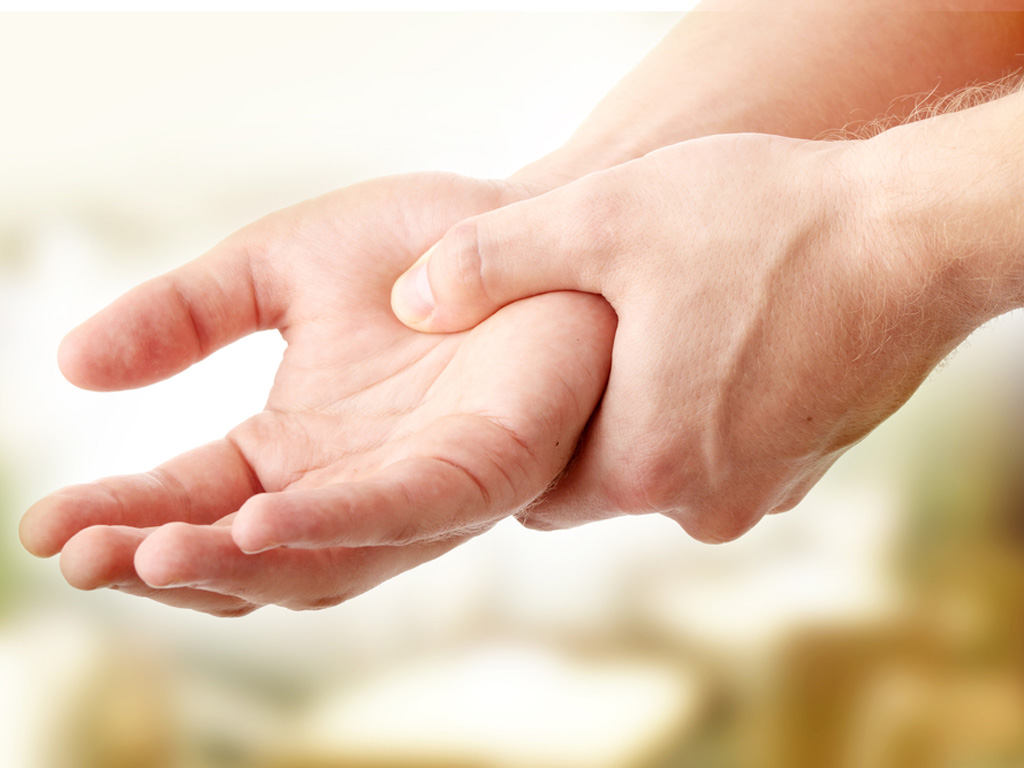 Tê bàn tay, bàn chân có thể do thiếu vitamin B - Ảnh: Shutterstock
