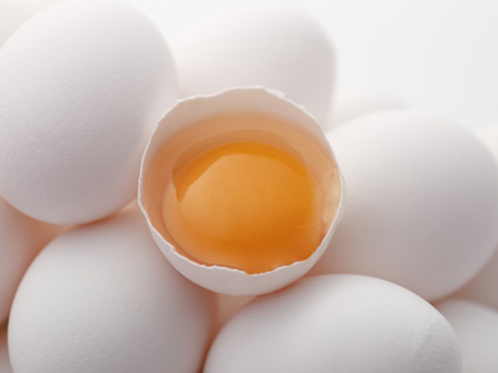 Lòng trắng trứng giúp sạch mụn trứng cá và giảm sẹo mụn - Ảnh: Shutterstock