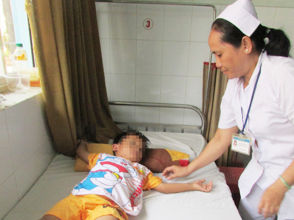 Bé S. đang nằm điều trị tại Bệnh viện Nguyễn Đình Chiểu - Ảnh: Khoa Chiến