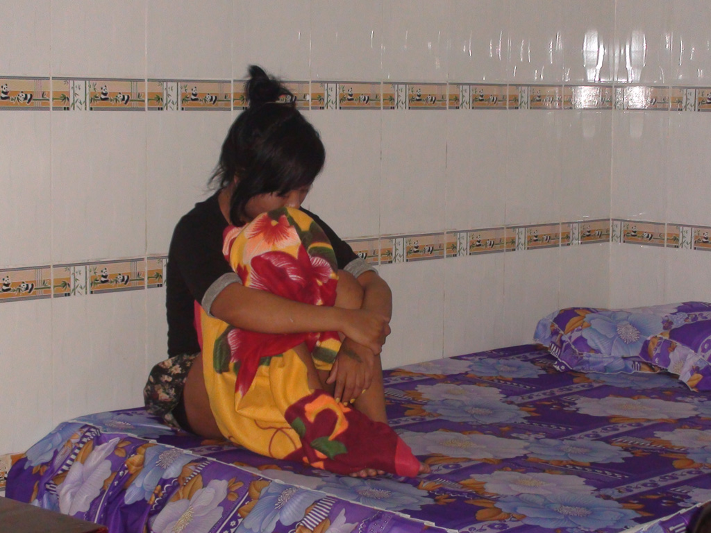 Một gái bán dâm bị bắt quả tang - Ảnh: Lê Lâm
