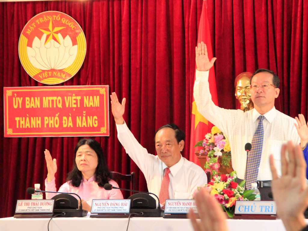 Các ĐB dự hội nghị biểu quyết thông qua danh sách người ứng cử ĐBQH và HĐND TP - Ảnh: Hoàng Sơn