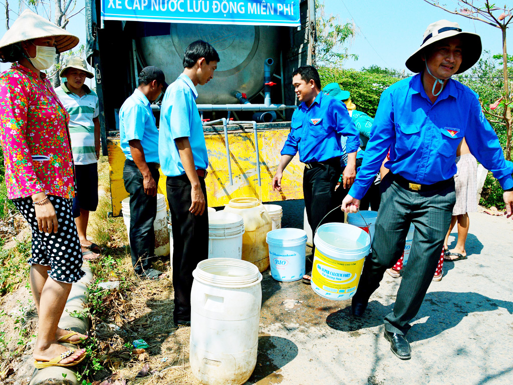 Trung tâm nước sạch và vệ sinh môi trường Sóc Trăng chở nước sạch cung cấp miễn phí cho bà con - Ảnh: Hoàng Vân