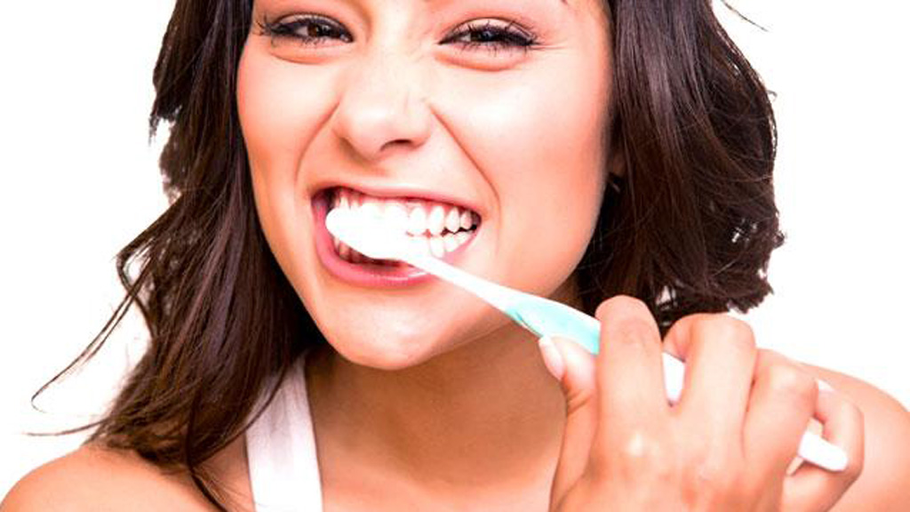 Nên đánh răng sau khi ăn ít nhất 30 phút - Ảnh: Shutterstock