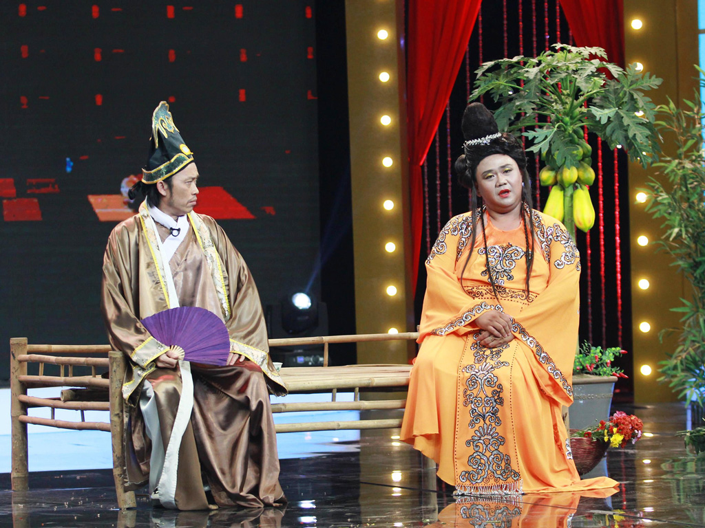 Hoài Linh và Minh Béo trên sân khấu 'Hội quán tiếu lâm'