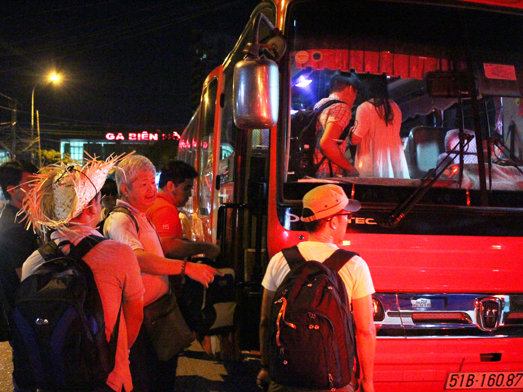 Hành khách tàu SNT lên xe trung chuyển về Ga Sài Gòn - Ảnh: Vũ Phượng