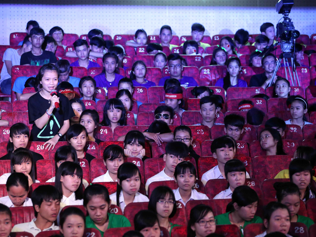 Học sinh đặt câu hỏi trong chương trình Tư vấn mùa thi của Báo Thanh Niên tại Quảng Nam - Ảnh: Đào Ngọc Thạch