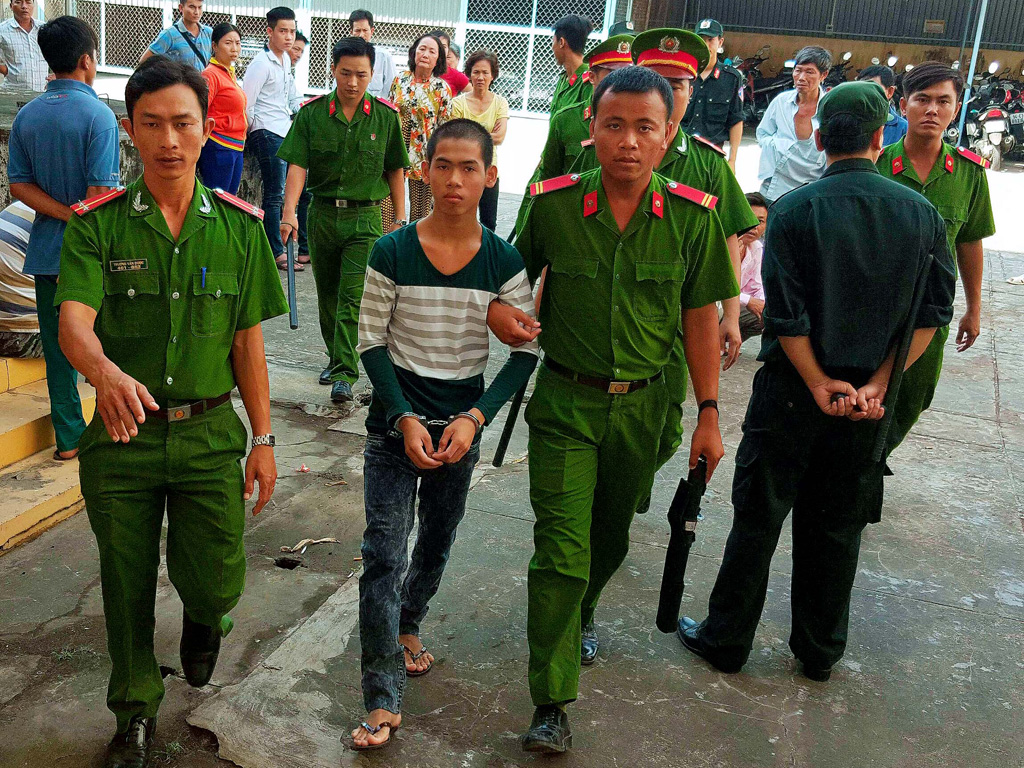 Bị cáo Phạm Văn Tòa bị áp giải đến phiên tòa xét xử sơ thẩm - Ảnh: Trần Thanh Phong