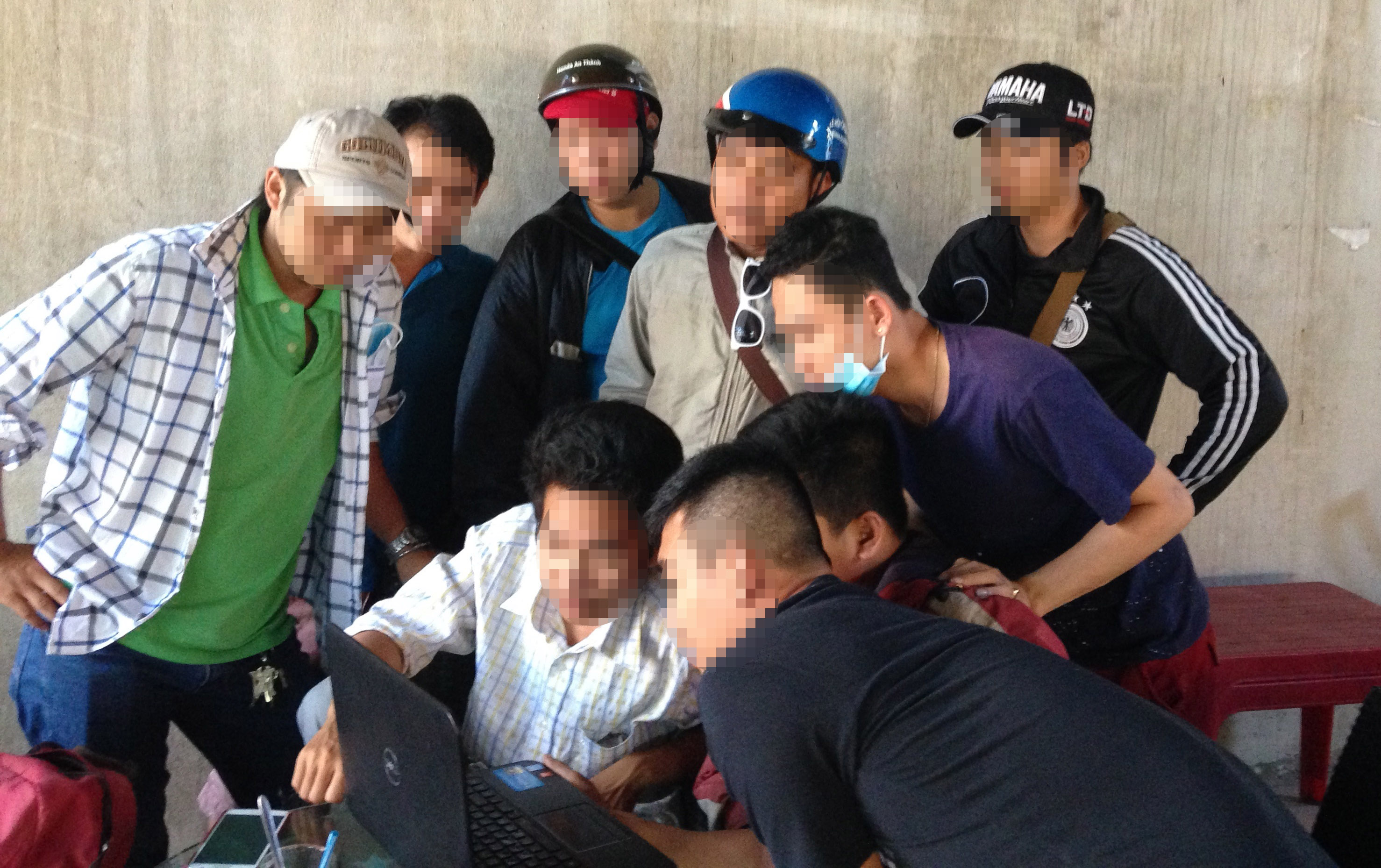 CLB Phòng chống tội phạm P.Phú Hòa trong một lần tìm tung tích tội phạm bằng thiết bị định vị  - Ảnh: Đỗ Trường