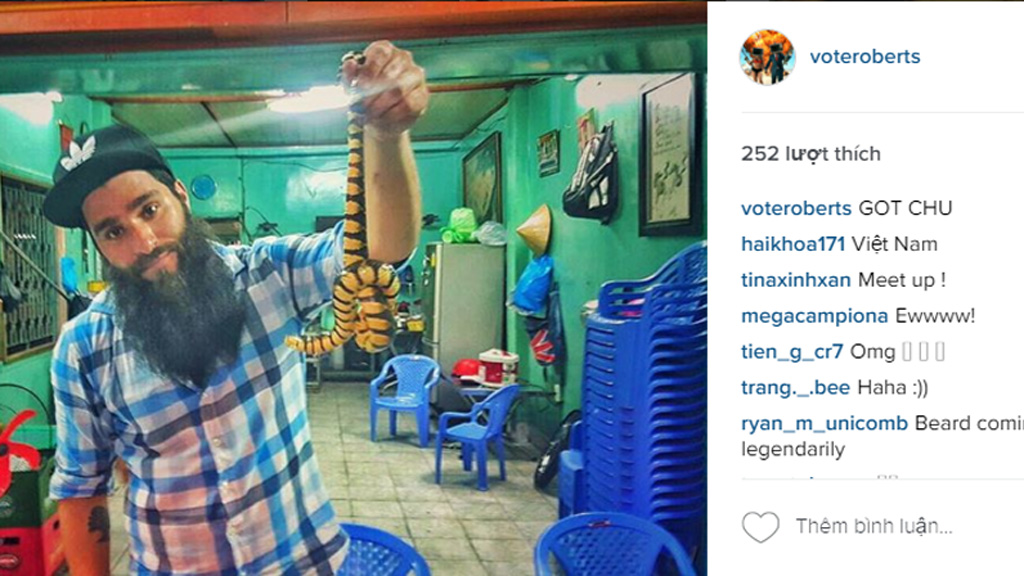 Jordan Vogt-Roberts chụp ảnh với một con rắn trong quán ăn Việt Nam - Ảnh: Chụp màn hình Instagram Jordan Vogt-Roberts