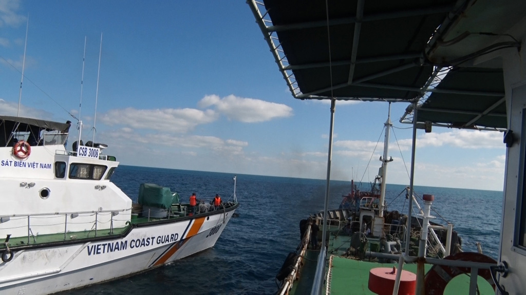 Tàu của Bộ Tư lệnh Vùng Cảnh sát biển 4 áp sát tàu Thái Lan sang dầu trái phép - Ảnh: Thanh Hải