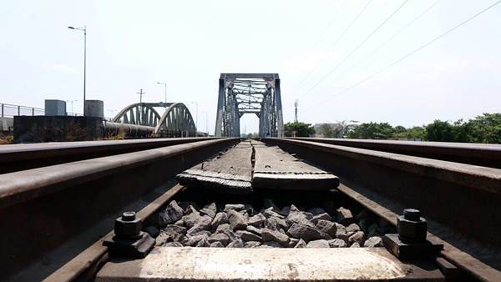 Đường ray trơ trọi một mình sau khi cầu Ghềnh sập và những chuyến tàu không còn đi qua