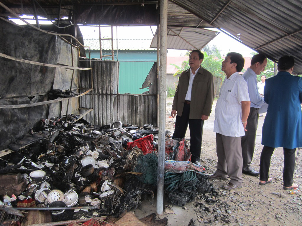 Nhiều cửa hàng cháy ra tro - Ảnh: Nguyễn Phúc